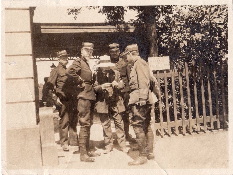 08-Snapshot-of-French-police