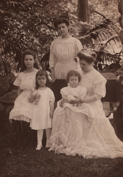 Mom and the Girls - June 1908